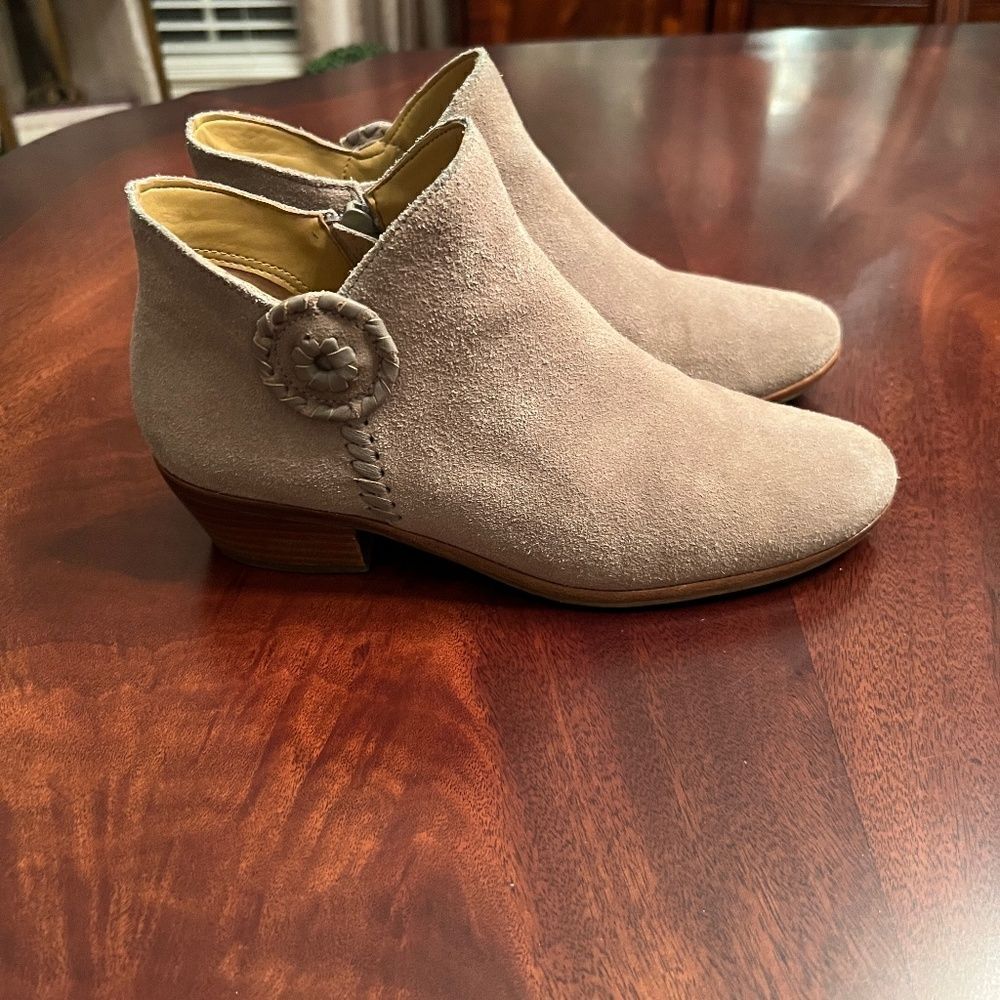 EUC Jack Rogers Peyton Suede Ankle Bootie in Light Gray Size 8 M